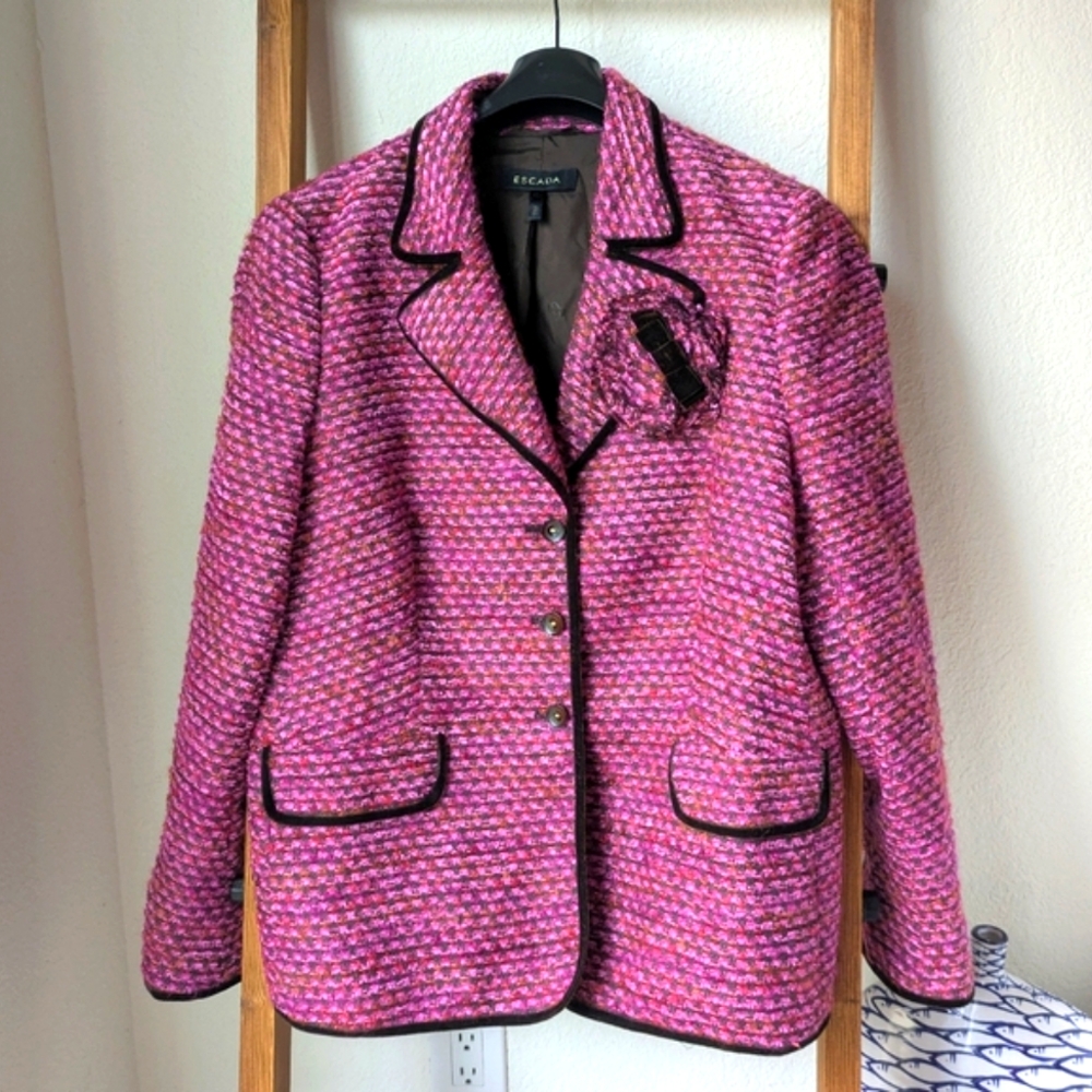 Escada Pink Tweed Blazer with Brown Trim And Floral Application - Size 46